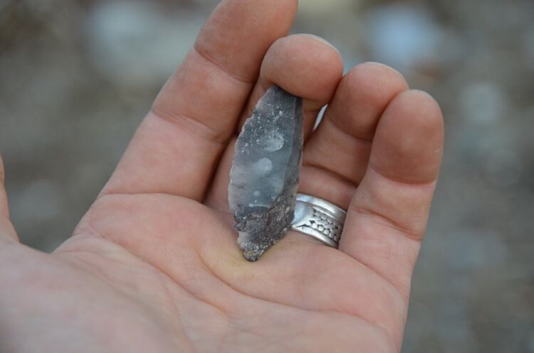 Chert arrowhead from the Stone Age found in the Melsvika Quarry in Alta.