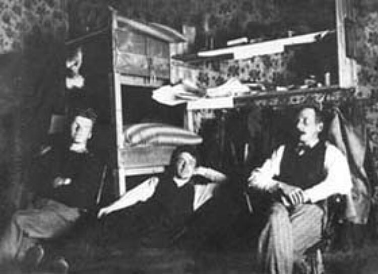 Roald Amundsen (t.h.) på Haldde vinteren 1902-1903. Ekspedisjonsleder R. Krekling t.v. og Sem Sæland i midten.