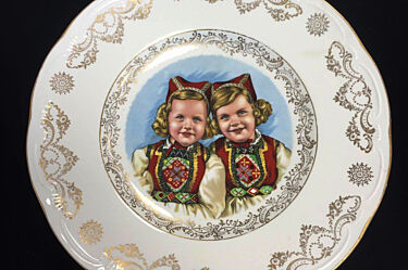 Decorative plate from the 1950s.