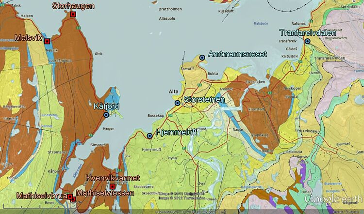 Geologisk kart over Alta med chertbrudd (røde) og bergkunstområder (blå).