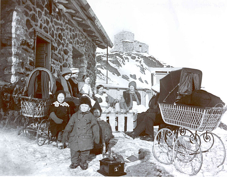 In all 17 people lived on the mountain top during its most active periods.  Three children were actually born there and altogether there were 7 children on Haldde.  Back far right: Dagny Devik, Dagny Krogness and Ole Andreas Krogness. Both the Krogness and Devold families had a housemaid.